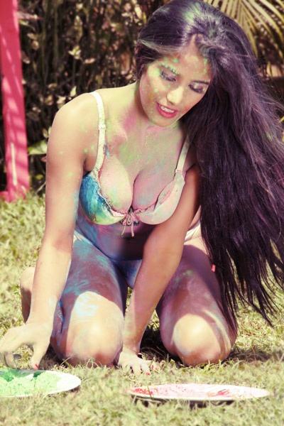 Hot Pics: Poonam Pandey plays Holi in bikini